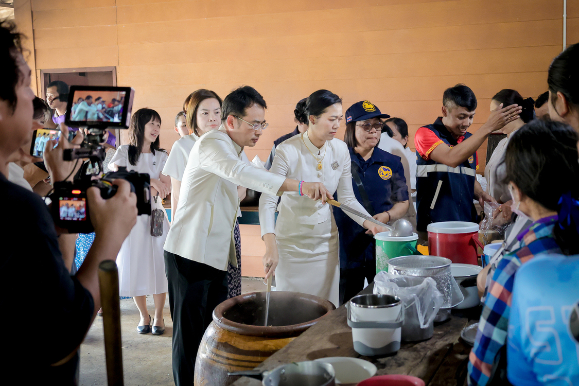 ประชาชนชาวหนองขุ่นจำนวนมาก แห่ไปรับข้าวต้มโอ่ง ในงานย้อนตำนาน " ข้าวต้มโอ่งหลวงพ่อจั่น" แห่งวัดท่านจั่น ที่มีตำนานกว่า 300 ปี     