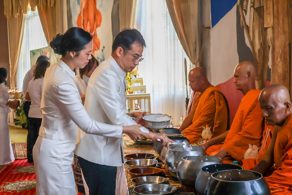 วัดดอนตูมกมลาวาส จัดพิธีทำบุญตักบาตร เวียนเทียน และการฟังเทศน์เนื่องในวันมาฆบูชา ประจำปี 2569