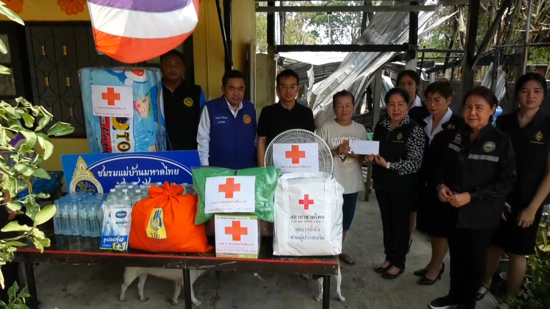 ผู้ว่าราชการจังหวัดชัยนาท ลงพื้นที่มอบสิ่งของช่วยเหลือผู้ประสบอัคคีภัย