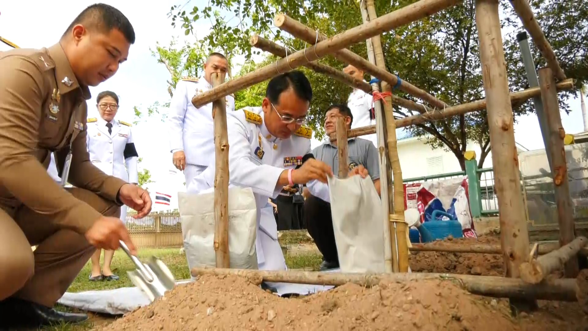 ผู้ว่าฯ ชัยนาท นำส่วนราชการ ร่วมกันปลูกต้นไม้ แก้วเจ้าจอม บริเวณหน้า พระบรมราชานุสาวรีย์รัชกาลที่ 5 เพื่อเป็นการปรับภูมิทัศน์ บริเวณพระบรมราชานุสาวรีย์รัชกาลที่ 5 ให้ร่มรื่น สวยงาม สมพระเกียรติ 