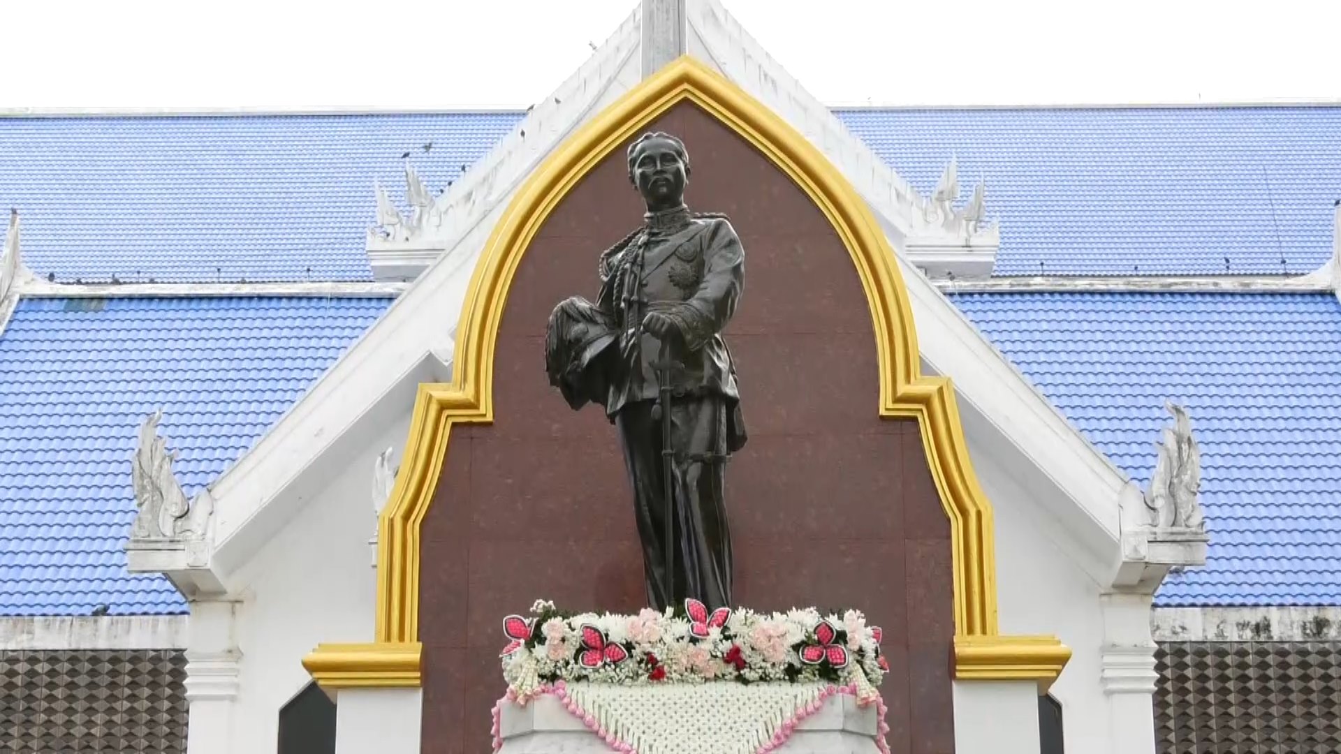 ผู้ว่าฯ ชัยนาท ประกอบพิธีบวงสรวงพระบรมราชานุสาวรีย์พระบาทสมเด็จพระจุลจอมเกล้าเจ้าอยู่หัว ภายหลังการดำเนินการปรับปรุงภูมิทัศน์บริเวณพระบรมราชานุสาวรีย์