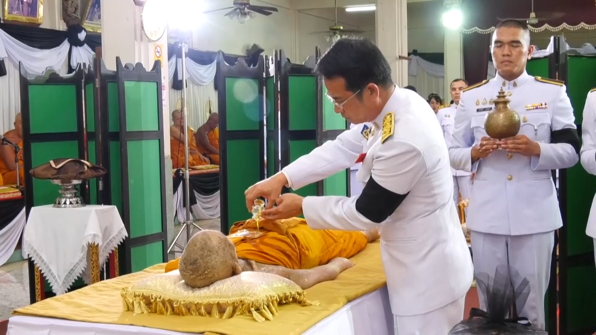 พระบาทสมเด็จพระเจ้าอยู่หัว ทรงพระกรุณาโปรดเกล้าโปรดกระหม่อม พระราชทานน้ำหลวงสรงศพ พระชัยนาทมุนี (เบิ้ม จนฺทสีโล) อดีตที่ปรึกษาเจ้าคณะจังหวัดชัยนาท และเจ้าอาวาสวัดสระไม้แดง ตำบลแพรกศรีราชา อำเภอสรรคบุรี จังหวัดชัยนาท