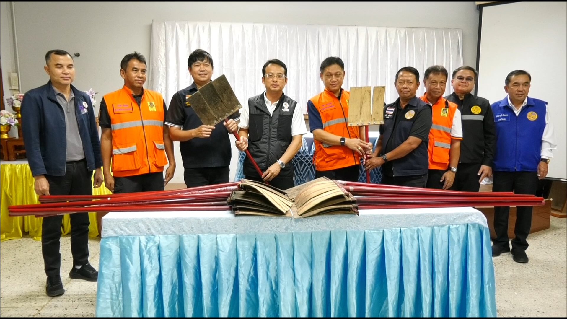 สำนักงานป้องกันและบรรเทาสาธารณภัยจังหวัดชัยนาท จัดพิธีมอบอุปกรณ์ดับไฟป่า (ไม้ตบไฟ) ให้กับเทศบาลตำบลธรรมามูล เพื่อนำไปใช้ดับไฟป่าในพื้นที่