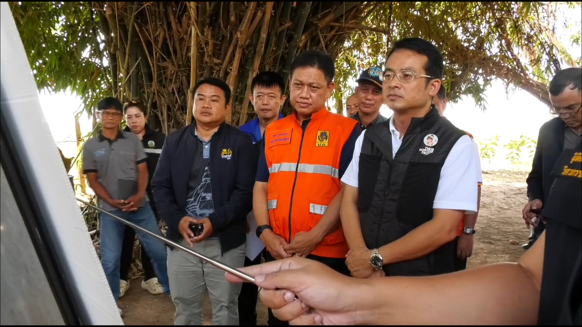 ผู้ว่าราชการจังหวัดชัยนาท พร้อมหน่วยงานที่เกี่ยวข้อง ลงพื้นที่ บ้านเลขที่ 71/1 และ 71/2 ตำบลท่าฉนวน อำเภอมโนรมย์ จังหวัดชัยนาท เพื่อรับฟังปัญหาน้ำท่วมที่ผ่านมา เนื่องจากพื้นที่บ้านอยู่นอกเขตคันกั้นน้ำ 