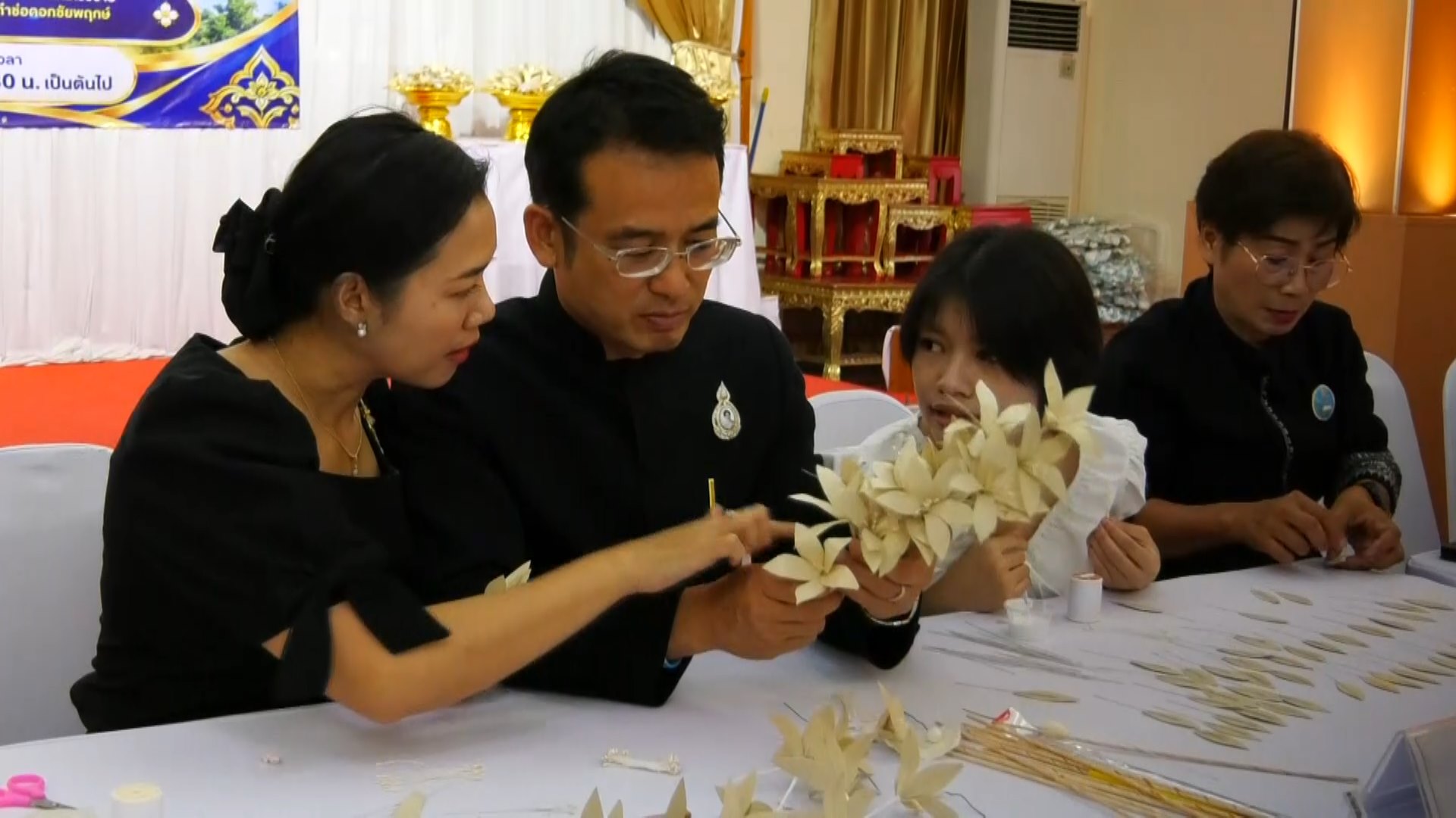 จังหวัดชัยนาท กิจกรรมจิตอาสาประดิษฐ์ดอกไม้จันทน์ เพื่อเตรียมความพร้อมสำหรับพระราชพิธีถวายพระเพลิงพระบรมศพ สมเด็จพระนางเจ้าสิริกิติ์ พระบรมราชินีนาถ พระบรมราชชนนีพันปีหลวง