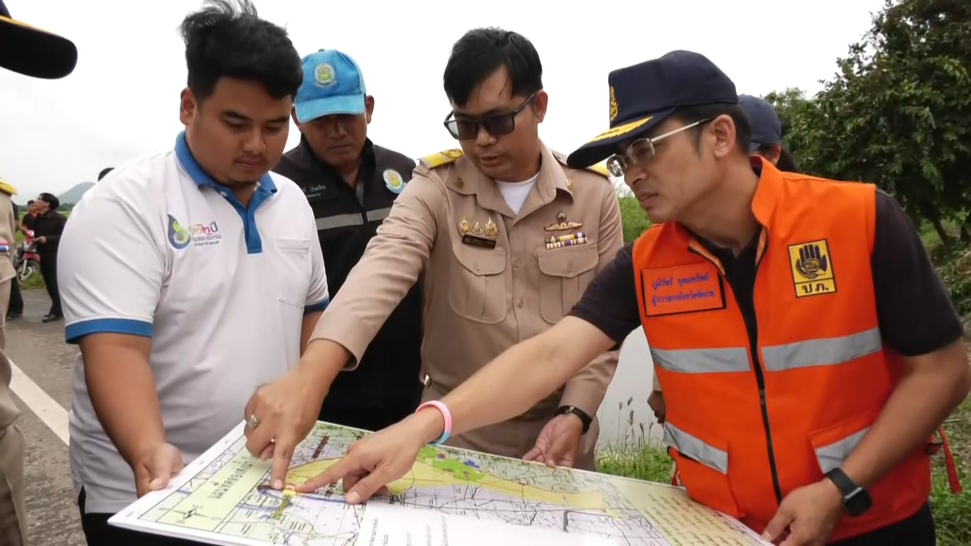 ผู้ว่าฯ ชัยนาท ลงพื้นที่มโนรมย์ ตรวจติดตามสถานการณ์น้ำท่วม พร้อมเร่งเยียวยาพื้นที่เกษตรได้รับผลกระทบ