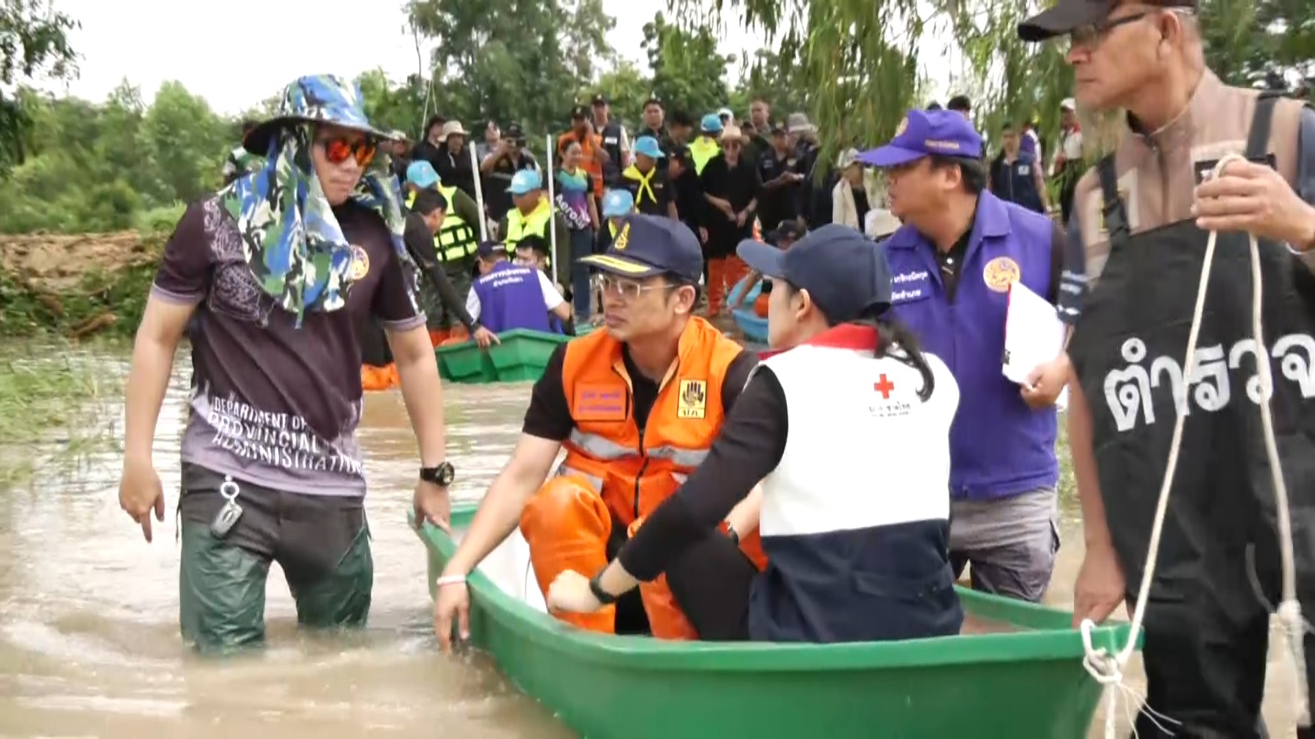 ผู้ว่าราชการจังหวัดชัยนาท ลงพื้นที่เยี่ยมให้กำลังใจ และมอบสิ่งของช่วยเหลือประชาชนผู้ประสบอุทกภัย ในพื้นที่ ตำบลหันคา ตำบลหนองแซง อำเภอหันคา จังหวัดชัยนาท 