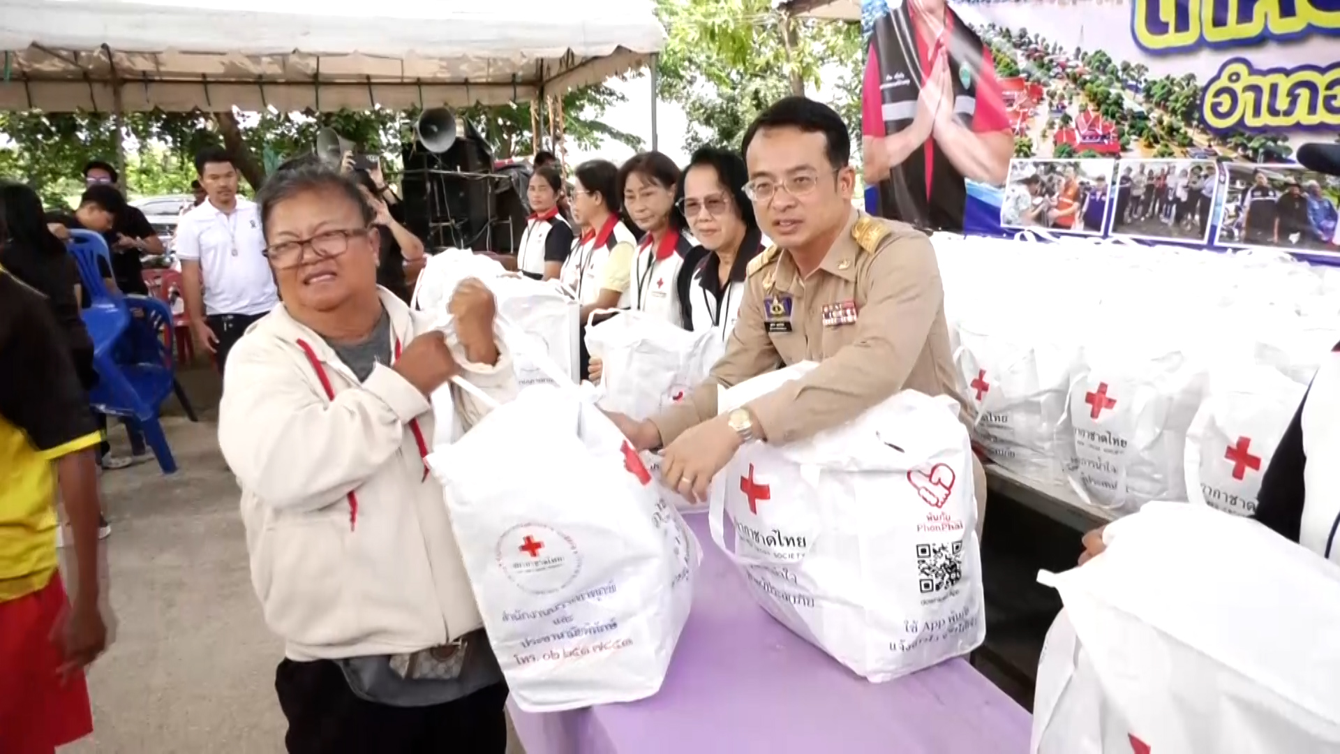 เหล่ากาชาดจังหวัดชัยนาท ลงพื้นที่มอบถุงธารน้ำใจ ช่วยผู้ประสบอุทกภัย ตำบลตลุก อำเภอสรรพยา จังหวัดชัยนาท