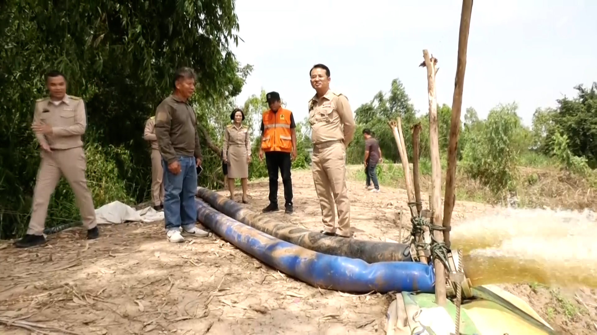 ผู้ว่าฯชัยนาท ลงพื้นที่ตรวจสอบ และติดตามการ ติดตั้งเครื่องสูบน้ำเพื่อระบายน้ำออกจากพื้นที่น้ำท่วมขัง ในพื้นที่อำเภอสรรพยา