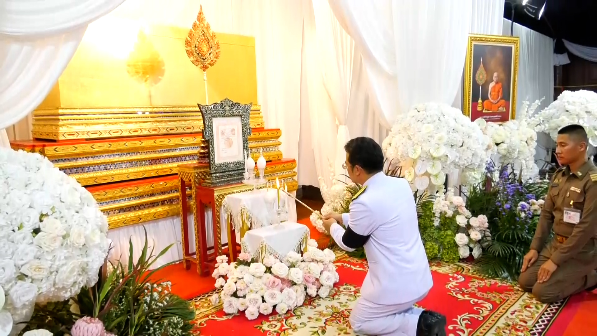 พระบาทสมเด็จพระเจ้าอยู่หัว ทรงพระกรุณาโปรดเกล้าโปรดกระหม่อม พระราชทานน้ำหลวงสรงศพ  พระราชสิริชัยมุนี (ถนอม คุณธโร ป.ธ.6) อดีตเจ้าคณะจังหวัดชัยนาท อดีตเจ้าอาวาสวัดบ้านใหม่สิริวัฒนาราม ตำบลบ้านเชี่ยน อำเภอหันคา จังหวัดชัยนาท